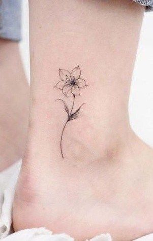 Daffodil Tattoos: Meanings, Tattoo Designs & Ideas Defodiles Flower Tattoo, Narsicuss Tattoo, Daffodil Tattoo Meaning, Small Dainty Daffodil Tattoo, Simple Daffodil Tattoo Design, Daffodil With Name Tattoo, Lilly And Daffodil Tattoo, Daffodil Collar Bone Tattoo, Daphne Tattoo Flower