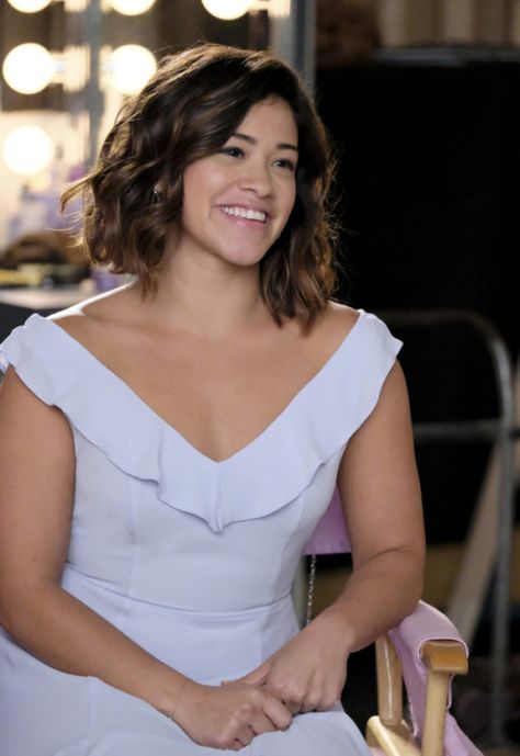 obsessed with jane's bob this season! Jane Outfits, Pictures Of Short Haircuts, Jane Villanueva, Gina Rodriguez, Vanessa Morgan, Wavy Lob, Jane The Virgin, Braided Ponytail Hairstyles, Short Haircut