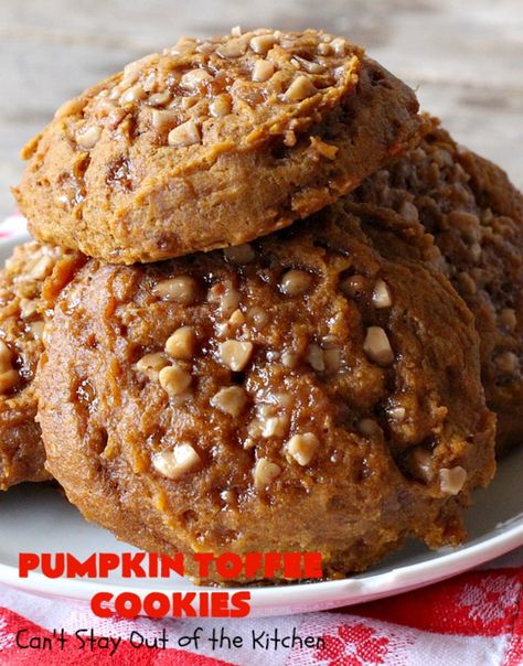 Pumpkin Toffee Cookies Pumpkin Toffee, Pumpkin Cheesecake Cookies, Pumpkin Cookie Recipe, Winter Baking, Recipes Pumpkin, Biscuit Sandwich, Toffee Cookies, Pumpkin Cranberry, English Toffee