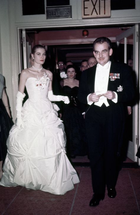 Helen Rose, Grace Kelly Princess, Pauline Ducruet, Grace Kelly Style, Princess Grace Of Monaco, Grace Of Monaco, Princess Of Monaco, Princess Grace Kelly, Iconic Weddings