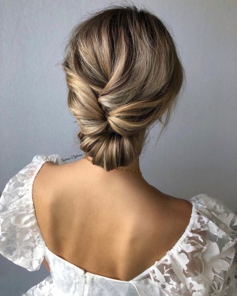 Bridal Rolled Updo for Mid-Length Hair Messy Chignon, Trendy Updos, Easy Updo Hairstyles, Mother Of The Bride Hair, Romantic Updo, Up Dos For Medium Hair, Updos For Medium Length Hair, Shoulder Length Hair Cuts, Low Bun