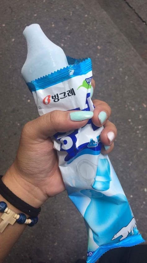 Cool down your summer w korean popsicle. #foodporn #ice #popsicle #korean #nail #icyblue Korean Popsicles, Korean Ice Cream, Ice Popsicle, Peach Drinks, Korea Food, Korean Snacks, Asian Snacks, K Food, Food Street