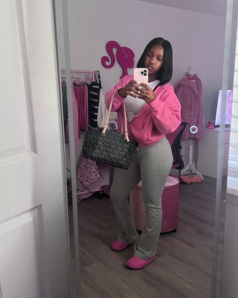 Running Errands looking all cute 🍭🍭 Airport Outfits Black Women, Calm Outfits, Lululemon Aesthetic, Pink Shoes Outfit, Luxury Room, Airport Fits, Pink Lifestyle, Fly Outfit, Stylish Summer Outfits