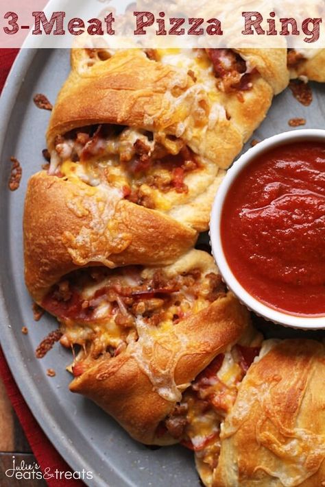 Pizza Stromboli, Pizza Ring, Meat Pizza, Pizza Roll, Crescent Roll Recipes, Superbowl Snacks, Easy Pizza, Quick Weeknight Meals, Football Food