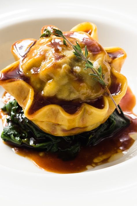 This sumptuous oxtail ravioli recipe demonstrates perfectly how cheaper cuts of meat can be transformed to a thing of beauty with a little time and patience. Braised Oxtail, Great British Chefs, Ravioli Recipe, Fine Dining Recipes, Vegetable Puree, Menu Ideas, Food Presentation, Food Plating, Ravioli