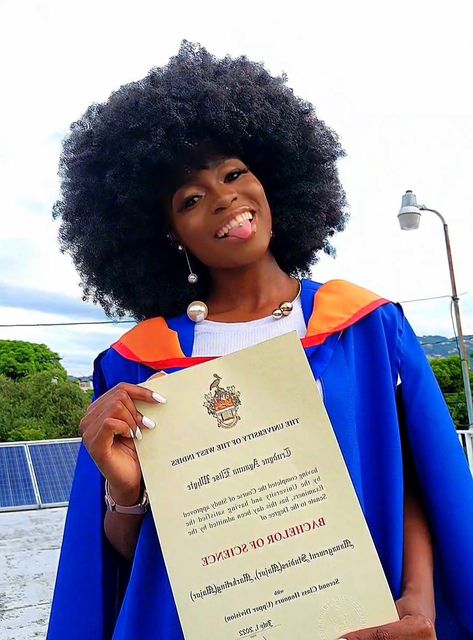 Afro hairstyle for graduation. Insta @true.whyte Hairstyle For Graduation Black Women, Afro Graduation, Hairstyle For Graduation, Black Women Graduation, Graduation Hairstyles For Black Women, Blonde Hair Black Women, Graduation Hairstyles With Cap, Graduation Pose, Hair Black Women