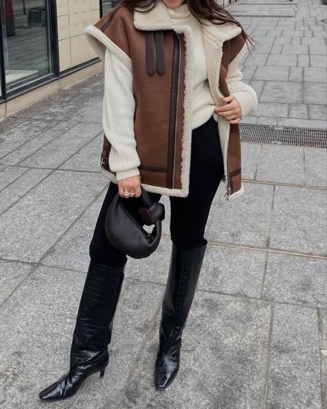 Brown Fur Vest Outfit, Suede Vest Outfit, Leather Vest Outfit, Gilet Outfit, Fur Vest Outfits, Brown Fur Vest, Round Off, Elegant Outfits, Winter Fits