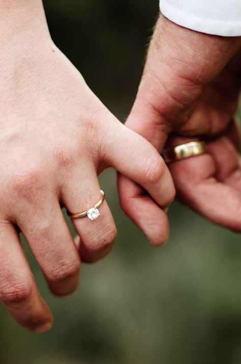 Ring Wedding Pictures, Pinky Promise Photography Couple, Couples Ring Photoshoot, Wedding Photo Unique, Wedding Photos Rings Hands, Engagement Photos Jewelry, Engaged Ring Photo, Wedding Pictures Of Rings, Wedding Photos Holding Hands