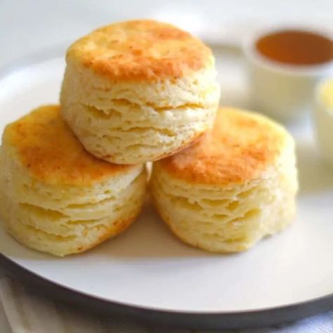 Easy Homemade Biscuits without Buttermilk (30 minute Biscuit) | MerryBoosters Homemade Buiscits Recipes, Homemade Biscuits Without Buttermilk, Biscuit Recipe Without Milk, Biscuits Without Buttermilk, Easy Biscuits Recipe, Quick Biscuit Recipe, Quick Biscuits, Easy Biscuits, Best Biscuit Recipe