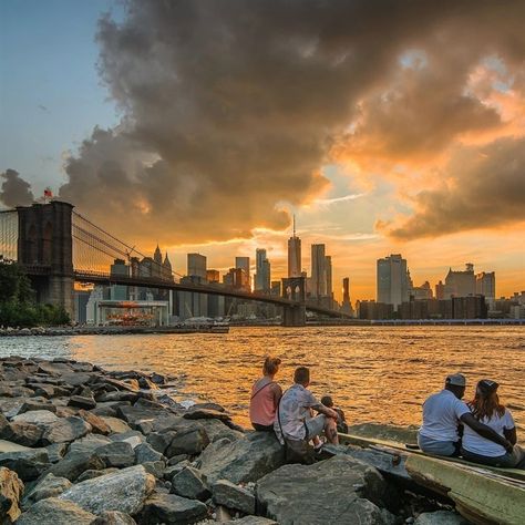 Sunset lovers. Pebble Beach, Brooklyn Bridge Park, Brooklyn, New York City ********************************************** * Follow us… Pebble Beach New York, Nyc Vessel, Nyc Photo Ideas, Brooklyn City, Nyc Photos, City Sunset, Brooklyn Bridge Park, York Aesthetic, Manhattan Nyc