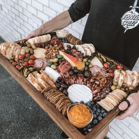 Rustic Grazing Board, Grazing Platter Ideas, Grazing Board Ideas, Charcuterie Board Meats, Grazing Boxes, Grazing Platter, Baked Goat Cheese, Platter Ideas, Breakfast Platter