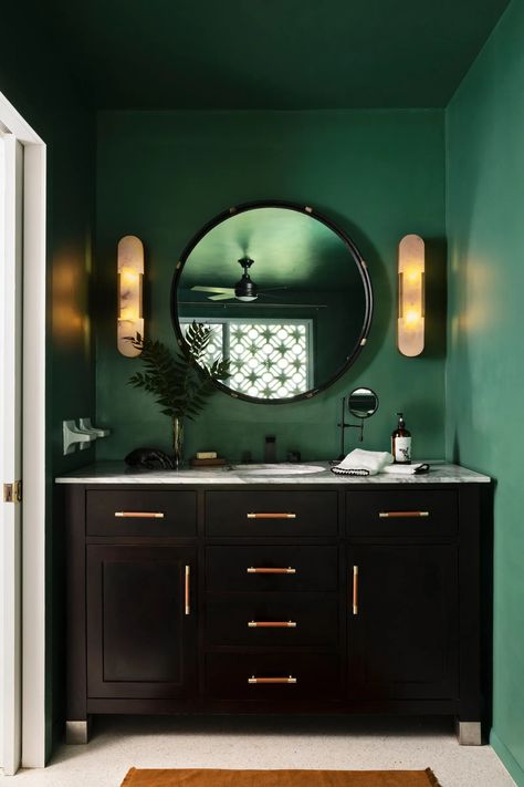 13 Green Bathroom Ideas, From Soothing Sage to Moody Moss | Architectural Digest Green Bathroom Decor Ideas, Jewel Tone Bathroom, Green Small Bathrooms, Green Bathroom Colors, Sage Paint, Green Bathroom Ideas, Midcentury Modern Bathroom, Dark Green Bathrooms, Navy Bathroom