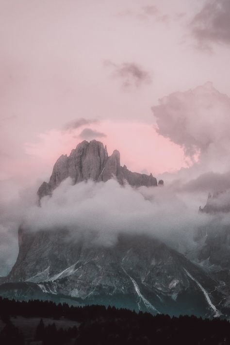 Pink Blue Hour in Gherdeina …. Download this photo by eberhard grossgasteiger on Unsplash Christmas Phone Backgrounds, Disney Phone Backgrounds, Iphone Wallpaper Inspirational, Image Cloud, Wallpaper Tumblr Lockscreen, Pink Mountains, Wallpaper Tumblr, Friends Wallpaper, Free Iphone Wallpaper