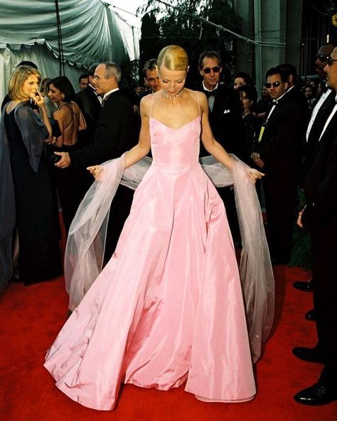 Gwyneth Paltrow at 1999 Oscars Red Carpet Dresses Short, Red Carpet Dresses Elegant, Oscar Looks, Red Carpet Dresses Long, Mode Purple, Looks Rihanna, Pink Ralph Lauren, Prom Dresses Long Pink, Oscar Fashion