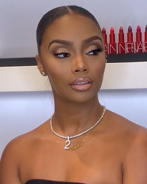 Gold Eye Red Lip Makeup Black Women, Make Up On Dark Skin Women, Make Up For Dark Skin Women, Wedding Hair Black Women, Nails For Dark Skin, No Make Up Make Up Look, Isee Hair, Maquillage Yeux Cut Crease, Mekap Mata