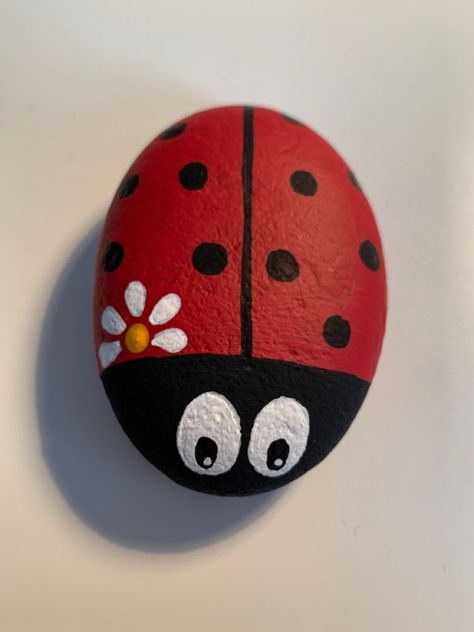 Ladybug Rocks, Garden Rock Art, Rock Painting Tutorial, Diy Rock Art, Painted Rock Animals, Stone Art Painting, Painted Rocks Kids, Painted Rocks Craft, Painted Rocks Diy