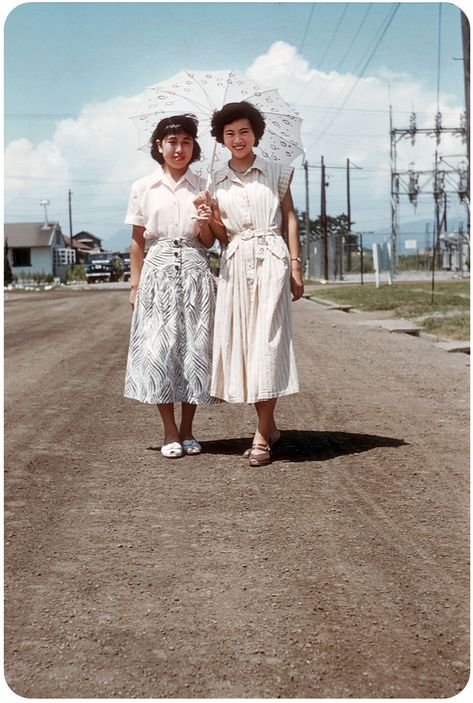 vintage everyday: This is What That Looked Like in the 1950s 1950s Japanese Fashion, Vintage Japanese Photos, Historical Japan, Japan 1950s, Showa Retro, 50s Womens Fashion, Nostalgia Aesthetic, Japanese Photography, Showa Era