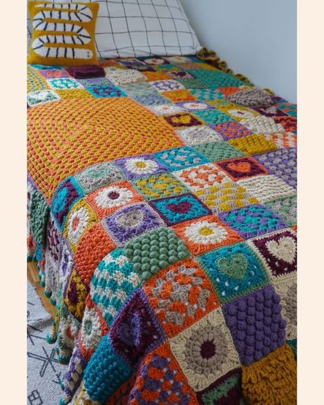 Mixed Granny Square Blanket, Crochet Blanket Patchwork, Granny Square Blanket Ideas, Patchwork Granny Square Blanket, Patchwork Crochet Blanket, Patchwork Afghan, Crochet Patchwork Blanket, Crochet Sampler Blanket, Crochet Bedsheets