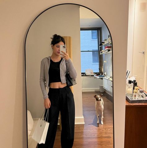 MICHELLE CHOI🖤 on Instagram: “grand central 🤩” Michelle Choi Apartment, Crop Top And Joggers Outfits, Michelle Li Style, Michelle Choi Outfits, Gray Crop Top Outfit, Crop Top Cardigan Outfit, Gray Cropped Hoodie Outfit, Michelle Choi Outfits Winter, Grey Cropped Hoodie Outfit