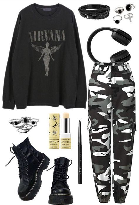 Goth Sport Outfit, Sporty Goth Outfits, Goth Gym Outfits, Grunge Athleisure, Trousers Women Outfit, Punk Style Outfits, Grunge Clothes, Wrestling Gear, Preformance Outfits