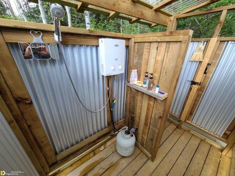 Diy Outdoor Bathroom, Outdoor Toilet And Shower Ideas, Rustic Outdoor Shower Ideas, Outdoor Toilet Ideas, Outdoor Bath House, Outdoor Toilet And Shower, Outdoor Restroom, Outhouse Bathroom, Outside Toilet