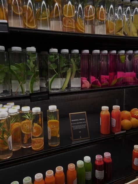 Fresh Juices Aesthetic, Dollar General Home Decor, Dollar Tree Spring Decor, Dollar Tree Easter Wreath, Smoothie Shop, Glass Water Bottles, Organic Food Store, Fat Burning Juice, Healthy Mood