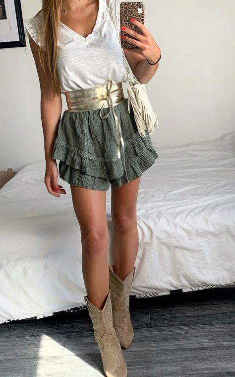 Stockholm Style Summer, Outfit Soiree, Outfit Botas, Rare Features, Nashville Outfits, Stockholm Style, Stockholm Fashion, Cozy Outfit, Style Summer