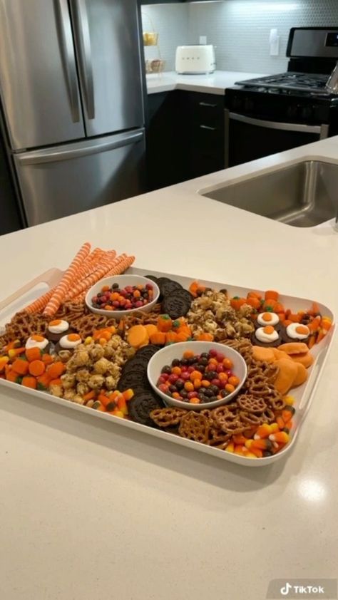 Movie Marathon Snacks, Movie Snack Tray, Marathon Snacks, Halloween Movie Marathon, Yum Snacks, Halloween Movie Night, Movie Night Snacks, Halloween Party Snacks, Movie Snacks