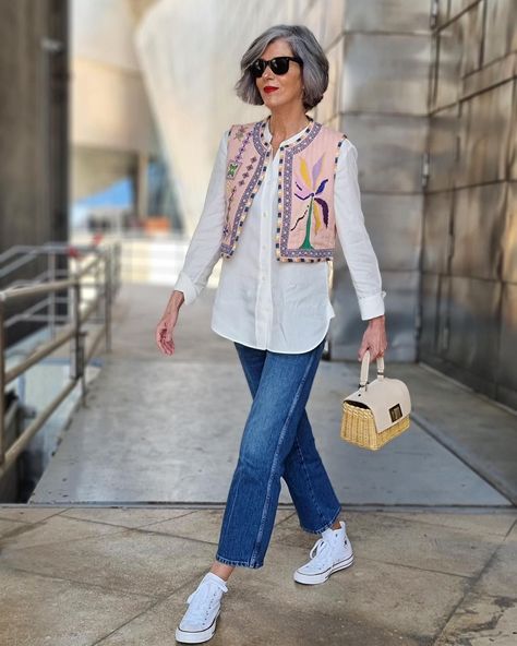 Carmen Gimeno on Instagram: “#zara #pieldemar #over50style #streetstyle #styleinspiration #fashioninspiration” Carmen Gimeno, Outfit Informal, Vest Outfits For Women, Grandma Fashion, Smart Casual Wear, Work Chic, Fashion Capsule, Over 50 Womens Fashion, Layering Outfits