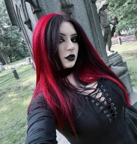 Gothic Hair Dye Ideas, Red Goth Hair, Gothic Red Hair, Gothic Haircuts, Goth Red Hair, Goth Redhead, Red Hair Goth, Redhead Goth, Black Goth Girl