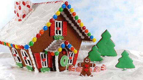 Gingerbread House Pictures, Easy Gingerbread House, Homemade Gingerbread House, Gingerbread House Patterns, Gingerbread House Candy, Gingerbread House Recipe, Cool Gingerbread Houses, Gingerbread House Template, Gingerbread House Parties