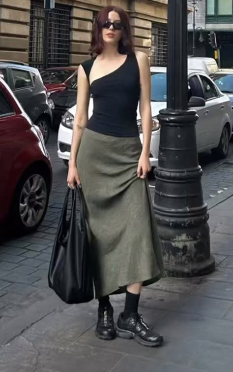 Dinner Date Skirt Outfit, Skirt And Jeans Combo, Dramatic Outfits Style, Salomon Sneakers, Asymetrical Dress, Fashion Style Inspiration, Green Maxi Skirt, Patterned Midi Dress, Sandy Liang