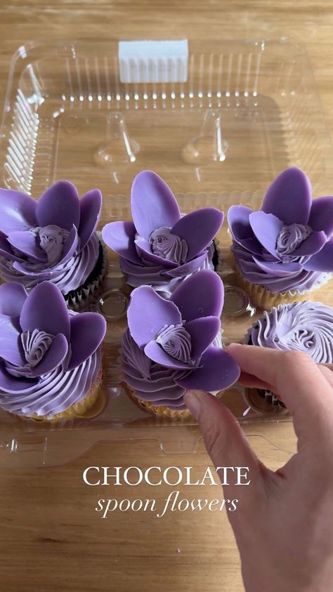 Sheri Wilson | Chocolate Flowers 🌺🧁 I used store bought cupcakes and just added DIY chocolate petals for the flowers. So easy if you need to whip up… | Instagram Petal Cupcakes, Sheri Wilson, Petals Dress, Flower Pedals, Cake Hacks, Chocolate Spoons, Diy Chocolate, Icing Flowers, Chocolate Roses