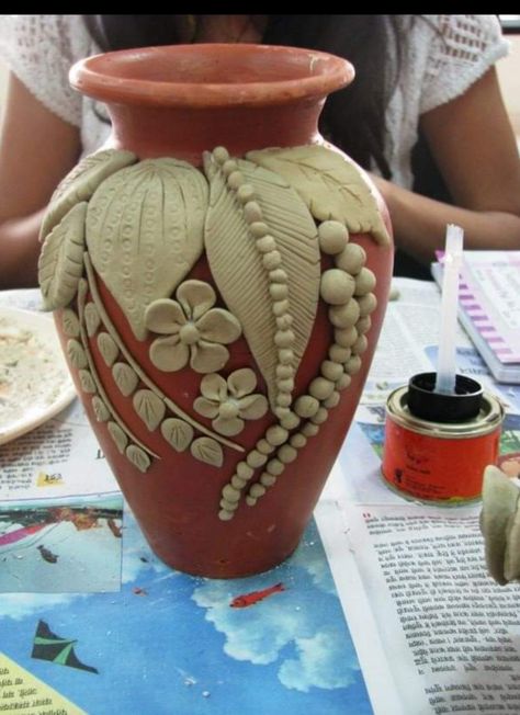 Cold ceramic on earthen pot Mouldit Art Ideas On Pot, Mouldit Clay Art On Bottle, Clay Pot Painting Ideas Creative, Botal Art, Mouldit Art, Lippan Artwork, Matki Decoration, Bottle Art Projects, Painted Mirror Art