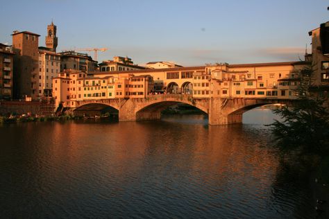 Ponte Vecchio Florence City, Italy Vibes, Arno River, Bridge Photography, Italian Vacation, Italy Itinerary, Italian Garden, Amazing Buildings, Old Bridge