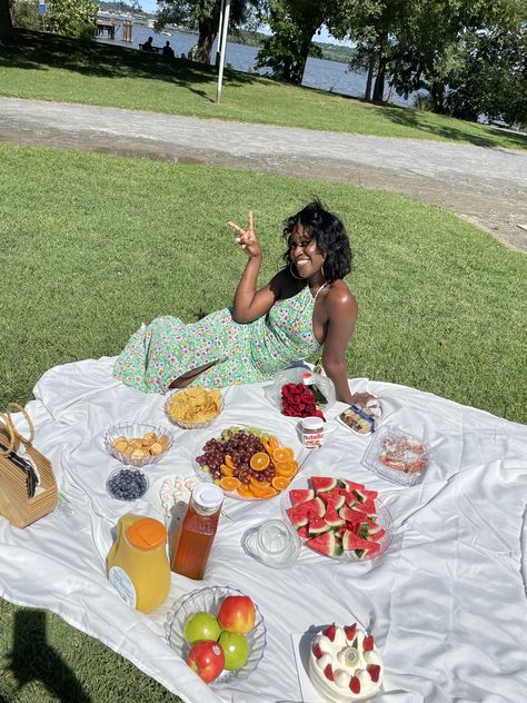 Picknick Photoshoot, 26 Birthday, Soft Princess, Picnic Date Food, Picnic Photo Shoot, Picnic Pictures, Picnic Photography, Anniversary Plans, Birthday Inspiration