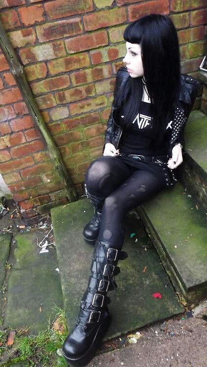 Pretty Black Outfits, Metalhead Outfits Women, Gothic Fall Outfits, Black Metal Outfit, Metal Head Outfits, Metalhead Fashion, Chicas Punk Rock, Punk Girls, Scene Girl