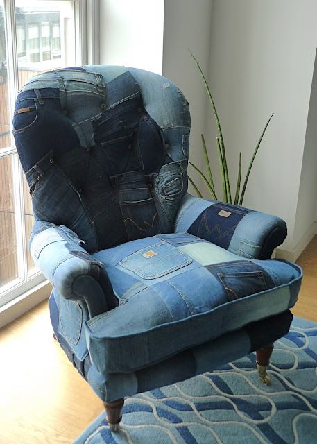 A smart way to "throw" your wear out jeans. Denim chair. Doing this with one of our chairs. Denim Chair, Denim Sofa, Denim Furniture, Patchwork Chair, Modern Upholstery, Denim Ideas, Recycle Jeans, Denim Crafts, Funky Furniture