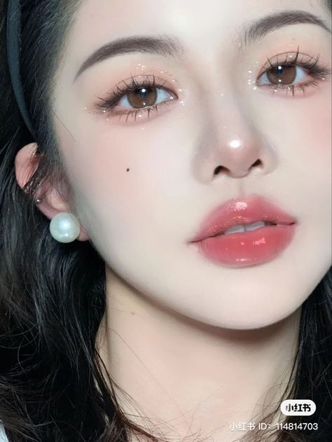 I’d Makeup, Makeup Ideas Princess, Romantic Style Makeup, Make Up Korea Ulzzang, Romantic Makeup Style, Makeup Looks Chinese, Soft Douyin Makeup Look, Soft Makeup Look Aesthetic, Chinese Makeup Eyes