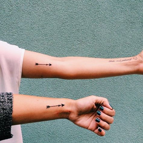 Minimalist Tatoos, Anchor Tattoo Wrist, Arrows Tattoo, Dr Tattoo, Hogwarts Tattoo, Tattoo Arrow, Wrist Tattoos Girls, Small Arrow Tattoos, Tattoo Son