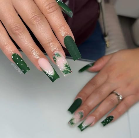 Mistletoe Nails Acrylic, Thanksgiving Coffin Nails, Thanksgiving Acrylic Nail Designs, Green Nails Classy, Winter Green Nails, Funky Christmas Nails, Mistletoe Nails, Elfs Christmas, Gingerbread Santa