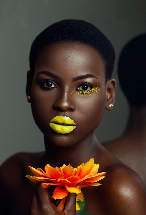 Yellow Makeup, Cute Eyeshadow Looks, Skin Aesthetics, Gold Skin, Face Art Makeup, Peinados Fáciles Para Cabello Corto, Make Up Looks, Beauty Shoot, Beauty Shots