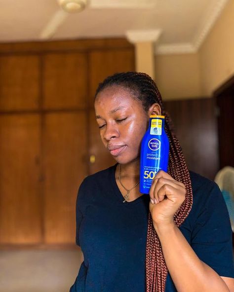 Iruoma • Beauty & Lifestyle blogger on Instagram: "Starting #texturetuesday with a sunscreen that would have made my list of good affordable sunscreens😭 •Product- Sunscreen 🌞 •Type- Mineral sunscreen containing ~ Titanium dioxide •What I love about the Nivea Sun Protect & Moisture 50+ PA +++: 💚 Big bottle and pretty affordable (200ml for about #6500)* 💚 Light creamy & lotion-like texture 💚 Serves as a good body sunscreen 💚 Didn’t cause me to break out … What I don’t like 💔 leaves a whit Cheap Sunscreen, Nivea Sunscreen, Skincare Blogger, Big Bottle, My Face When, Body Sunscreen, Affordable Skin Care, Titanium Dioxide, Mineral Sunscreen