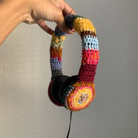 Headphone Knit Cover, Knitted Birthday Gifts, Crochet Headphone Decoration, Head Phone Cover Crochet, Crochet Headphone Holder, Head Phone Crochet, Crochet Projects Scrap Yarn, Headphone Crochet Covers, Knit Headphone Cover