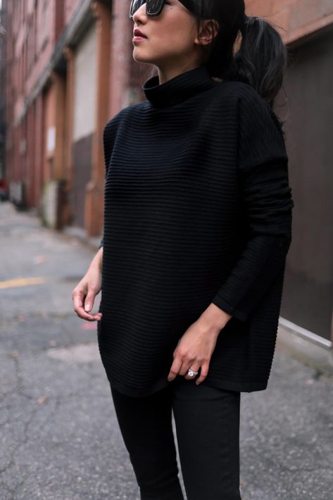 oversized black tunic sweaters for petites Shoes For Petite Women, Casual Work Fashion, Tunic Sweaters, Classic Casual Style, Jean Fashion, Boston Fashion, I Fall To Pieces, Extra Petite, Black Look