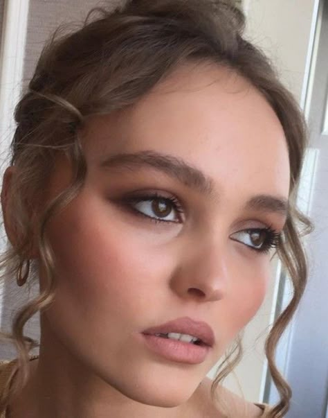 Lily Rose Depp Dramatic Eyeliner, Lily Depp, Lily Rose Depp Style, Eyeliner For Beginners, Eyelash Extensions Styles, Eyeliner Products, Simple Eyeliner, Cat Eyeliner, Eyeliner Styles