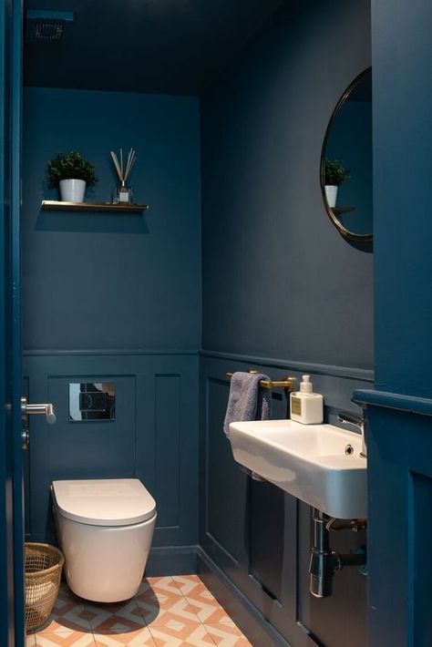 Dark Blue Cloakroom, Powder Room Colorful, Downstairs Toilet Ideas Blue, Dark Blue Small Bathroom, Blue Toilet Room, Blue Wall Bathroom, Half Bath Inspiration, Cloakroom Toilet Downstairs Loo, Navy Blue Bathroom Walls