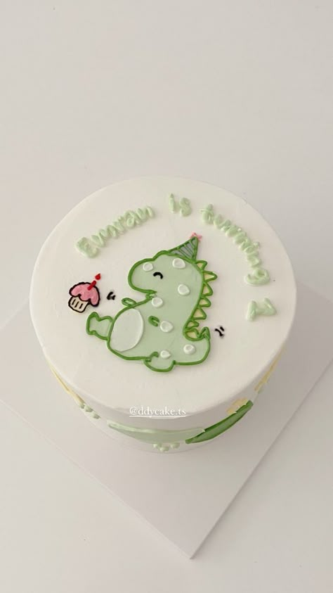 Korean Cake Dinosaur, Korean Cake Dino, Dragon Cake Ideas Simple, Bento Cake Dino, Dinosaur Bento Cake, Dino Birthday Cake Simple, Simple Dino Cake, Dino Cakes Boys, Boy Cakes Ideas