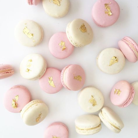 Macaron Wedding Favours, Baby Shower Macarons, Macaron Wedding, Gold Macarons, Pink Macarons, Pink Macaroons, Macaroon Recipes, Themed Desserts, Pink Foods