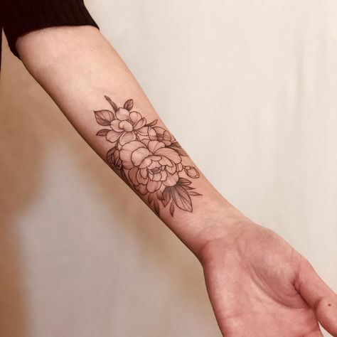 Cuff Tattoo, Magnolia Tattoo, Wildflower Tattoo, Beautiful Flower Tattoos, Hip Tattoos Women, Birth Flower Tattoos, Wrist Tattoos For Women, Floral Tattoo Design, Tattoo Work